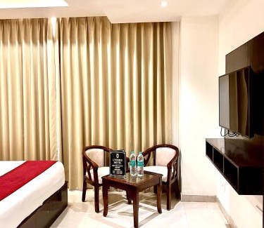 Zirakpur Hotel | Hotel Lycoris Zirakpur Chandigarh ! Main Highway Hotel ! Lift ! Large Parking ! Premium AC Rooms ! Traveler choice