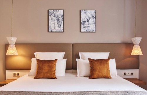Porte-Saint-Martin Hotel | Hôtel Magenta 38 by Happyculture