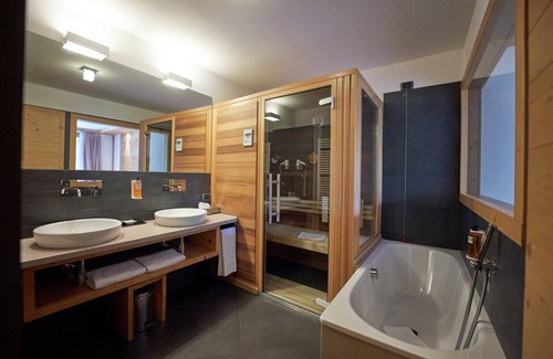 Campo Carlo Magno Hotel | Hotel Maribel