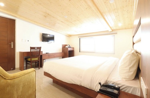 The Mall Road Hotel | Hotel Mussoorie Heights