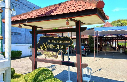 Bangkalan Hotel | Hotel Ningrat Syariah near Alun Alun Bangkalan