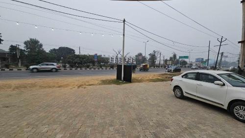 Sardhana Hotel | Hotel O Highway ON