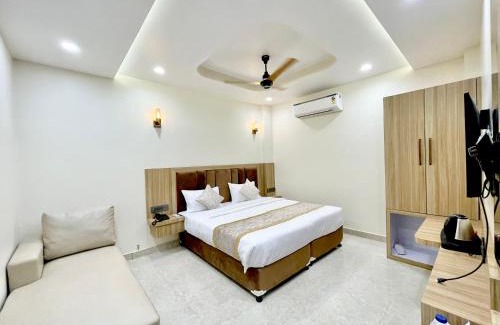 Varanasi Hotel | HOTEL OM VILLA INN ! VARANASi होटल ओम विला హోటల్ ఓం విల్లా -A premium luxury hotel - ! fully Air-Conditioned hotel with Parking availability, near Kashi Vishwanath Temple, and Ganga ghat