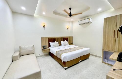 Varanasi Hotel | HOTEL OM VILLA INN ! VARANASi होटल ओम विला హోటల్ ఓం విల్లా -A premium luxury hotel - ! fully Air-Conditioned hotel with Parking availability, near Kashi Vishwanath Temple, and Ganga ghat