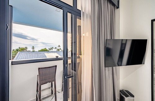 Jaco Villa | Hotel Oz Bachelor Pad Poolside Bar
