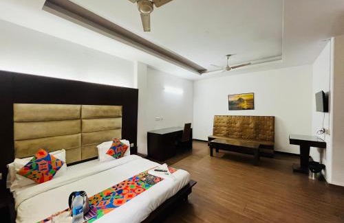 Hauz Khas Village Hotel | Hotel Paradise - Near 1 Min Walk in Nizamuddin Railway Station