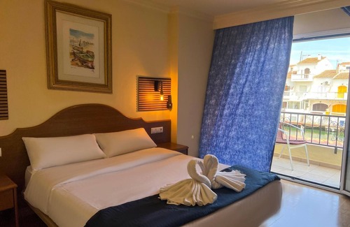 Empuriabrava Hotel | Hotel Portofino by InsideHome