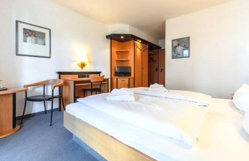 Schaprode Hotel | Hotel Rügenschmiede vis a vis Hiddensee