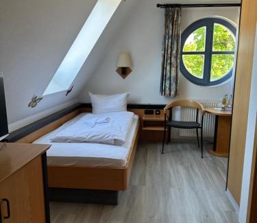 Schaprode Hotel | Hotel Rügenschmiede vis a vis Hiddensee