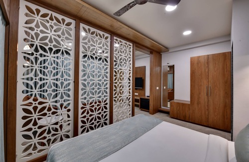Dwarka Hotel | Hotel Radhika