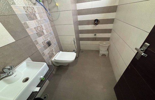 Sindhi Camp Hotel | Hotel Rashika Palace