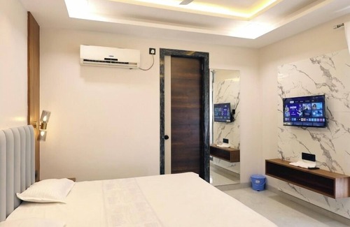 Kanpur Hotel | Hotel RGS Crystal