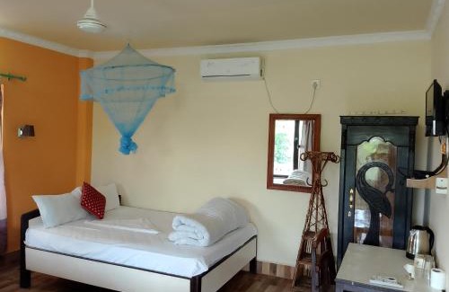 Sauraha Cama Y Desayuno | Hotel Rhino Land-Sauraha Family Home