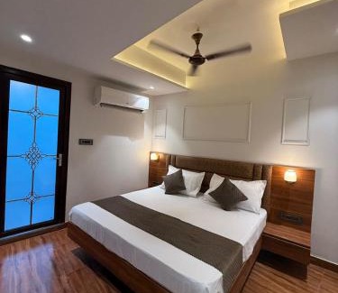 Delhi Casa | Hotel Rock View