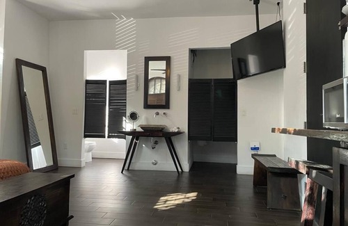 Northeast Miami Hotel | Hotel Room in Historic Buena Vista - 6Z