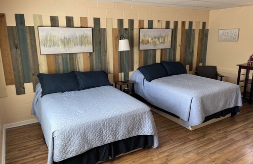 Grayling Hotel | Hotel room with Ausable River access 2 queen beds