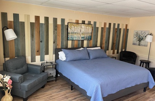 Grayling Hotel | Hotel room with Ausable River access 2 queen beds