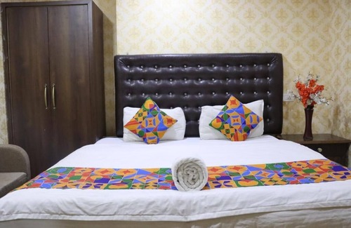 Varanasi Hotel | Hotel Sarweshwary