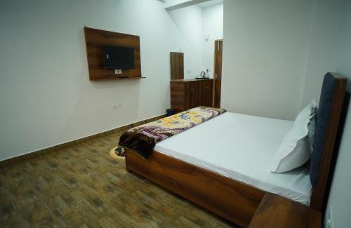 Mat Hotel | Hotel SD GRAND PALACE Near Shri Radha Krishna Vivah Sthali, Bhandirvan, Vrindavan