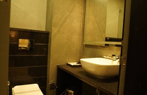 Mahmoorganj Hotel | Hotel Square S