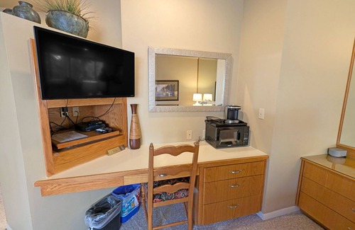 Century West Casa | Hotel-Style, King Bed, Ground Floor Condo-324B