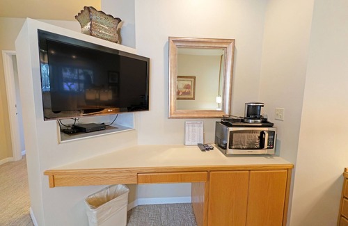 Century West Casa | Hotel-Style, King Bed, Ground Floor Condo-328B