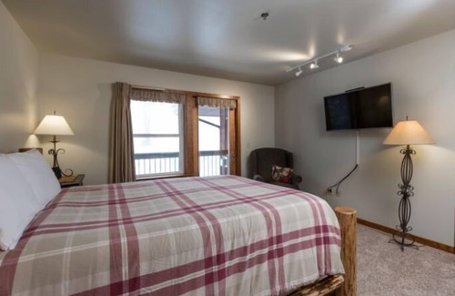 Whitefish Hotel | Habitación de estilo hotel de lujo con una terraza privada orientada hacia la pendiente