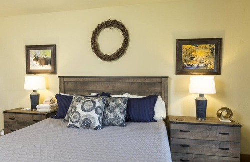 Whitefish Casa | Pines 180B es una hermosa habitación de estilo hotel por encima del estándar.