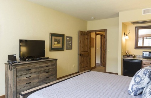 Whitefish Casa | Pines 180B es una hermosa habitación de estilo hotel por encima del estándar.