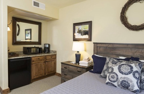 Whitefish Casa | Pines 180B es una hermosa habitación de estilo hotel por encima del estándar.