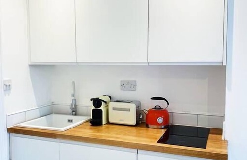 Vassall Casa | Hotel Style Studio with King Bed +Kitchen