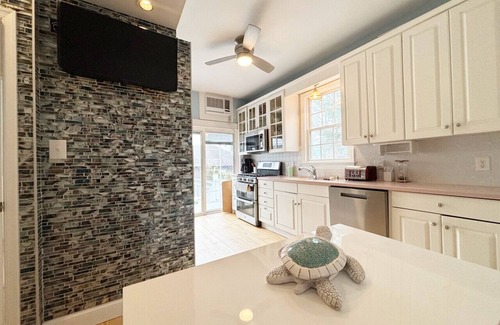 Beach Haven Apartamento | Hotel-Style Suite, 300’ to Beach