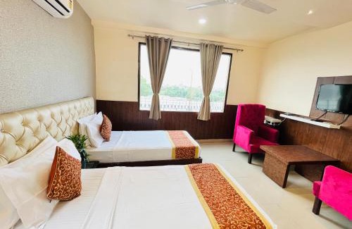 Gomti Nagar Hotel | Hotel The Leaf - Gomti Nagar Lucknow