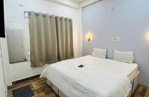 Varanasi Hotel | Hotel The White House Varanasi