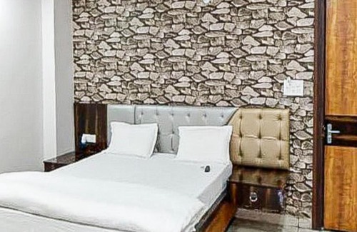 Sandila Hotel | Hotel Uday By WB Inn