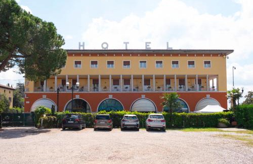 Cisano Hotel | Hotel Vela D'oro *S