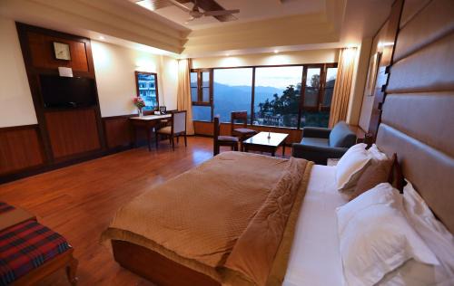 The Mall Road Hotel | Hotel Vishnu Palace