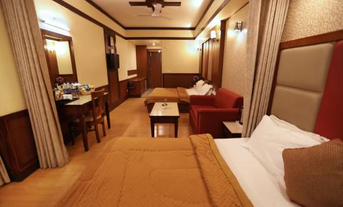 The Mall Road Hotel | Hotel Vishnu Palace