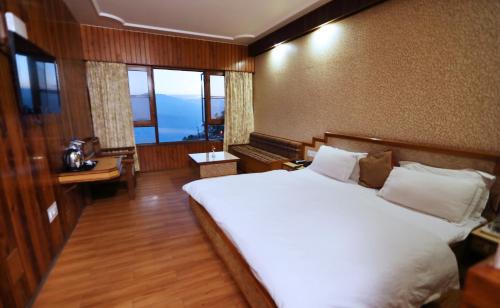 The Mall Road Hotel | Hotel Vishnu Palace