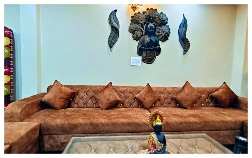 Kharsia Casa | Hotel Vrindavan NP - nearby Prem Mandir & ISCKON Temple! Fully Air-Conditioned Premium Family Rooms with All the facilities