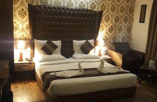 Pashim Vihar Hotel | Hotel Waterfall