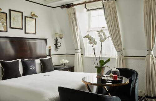 Westminster Hotel | Hotels In London With Sports/Activities, Air Conditioner, Bar