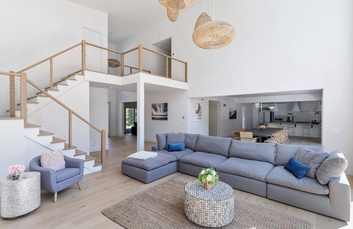 Montauk Casa | HOTTEST New Modern Beach House w pool & hot tub steps to Gurney’s