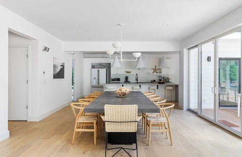 Montauk Casa | HOTTEST New Modern Beach House w pool & hot tub steps to Gurney’s