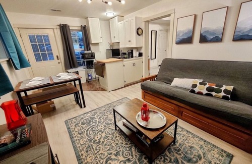 Montavilla Casa | HotTub, Fast WiFi, cozy & convenient-Casita Morado