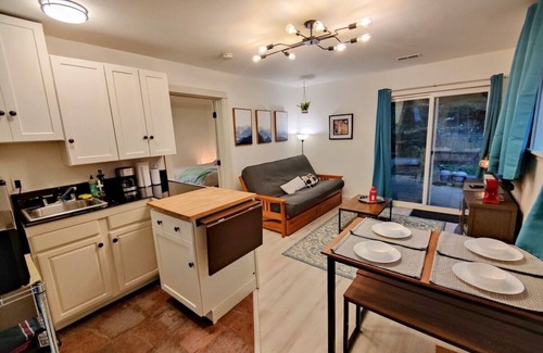 Montavilla Casa | HotTub, Fast WiFi, cozy & convenient-Casita Morado