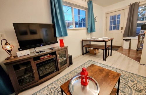 Montavilla Casa | HotTub, Fast WiFi, cozy & convenient-Casita Morado