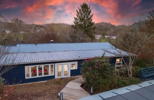 Hendersonville Casa | HotTub, FirePit, Pets, Pool Table, Outdoor Dining