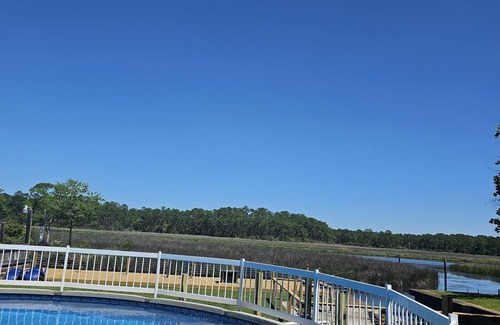 Gautier Casa | HotTub/Fish/RIVER FRONT/DOGS/SUMMER POOL.RIGHT BY GULF AND BEACHES. BRING BOAT!