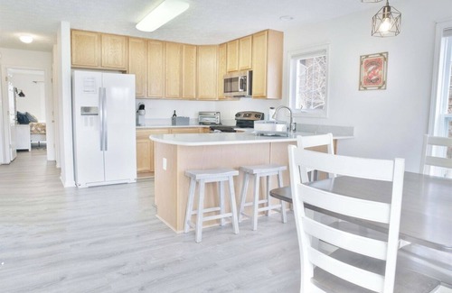 Keezletown Casa | HotTub,Location!YearRound:Ski Entr, Fmily Ctr. On Mountain Renovated 5BR 3.5BAEV